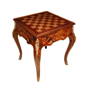 Mesa de ajedrez antigua con incrustaciones color marrón